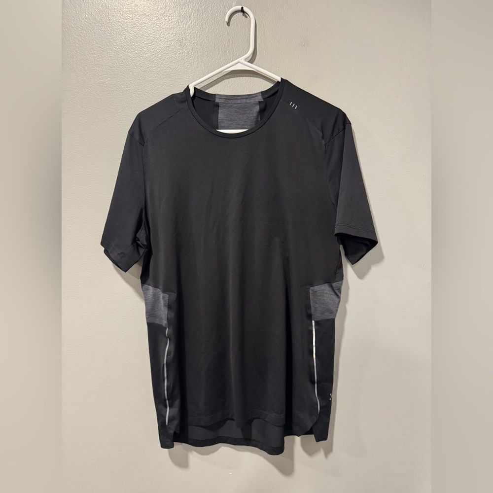 Lululemon Men’s Short Sleeve Shirt Size Large